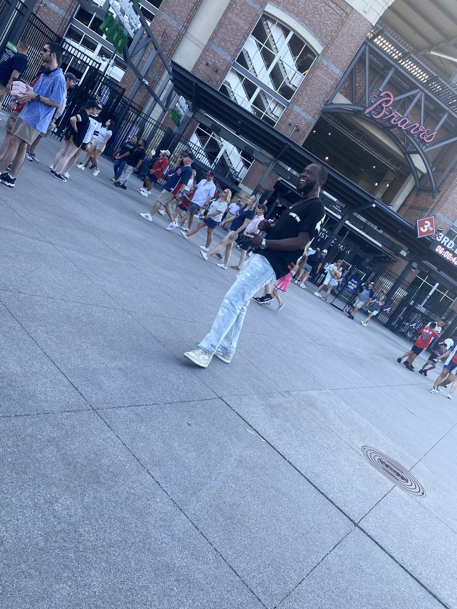 only_one_bdunk's tweet photo. First Braves Game 😂 https://t.co/tAW7NapXKl