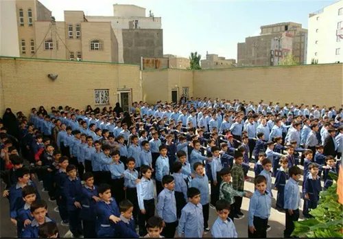 Synaan28032's tweet photo. یادش بخیر دبستان به یاد هیتلر https://t.co/X1WQL6TxYz