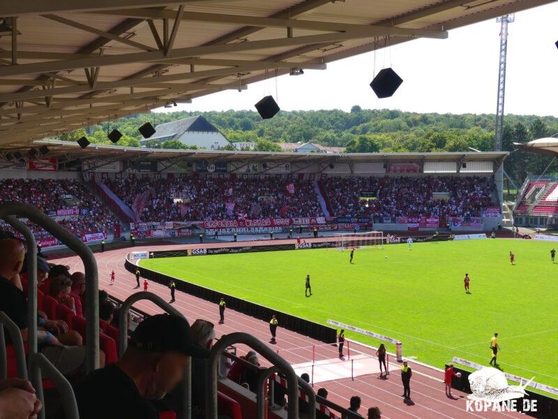 Kopane_de's tweet photo. Eine vollkommen unterschätzte Stadt in Deutschland ist Erfurt. Der Kulturbeauftragte schaute sich mal um und besuchte nebenbei #RWE.
10.08.2025 FC Rot-Weiß Erfurt e.V. – Greifswalder FC e.V.
https://t.co/CuP8XBKqdT
#groundhopping #Fussball #football #RWEGFC #Erfurt #CLdO https://t.co/2IgnkETzhU