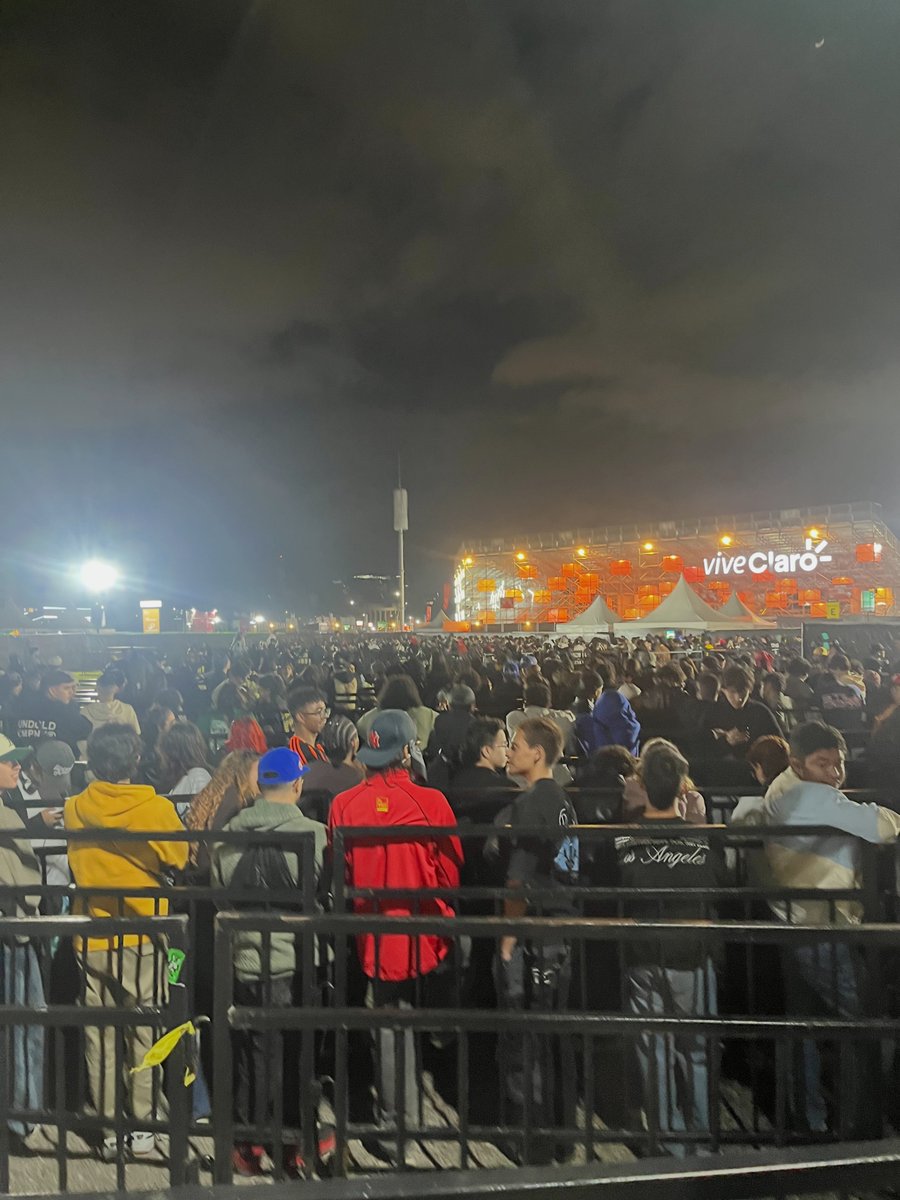 codingwithlucy's tweet image. Still not over Kendrick Lamar's concert being cancelled in Bogota this weekend ๐ฅน
We came from Cali, queued all day to then find out on Twitter at 8pm that it was cancelled ๐
Still no proper answers. But don't buy tickets for concerts at Vive Claro ๐ #ViveClaroNoCumple