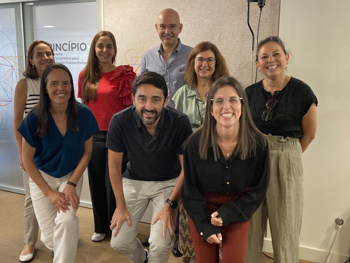 LabX_govpt's tweet image. Concluímos a 6ª edição do #InovadoremResidência 🎉
💡Durante 1 mês no #LabX, as inovadoras Ana Rita Costa (DGERT) e Ana Peralta (CP) viveram uma experiência imersiva.
Ontem partilharam aprendizagens e caminhos para fortalecer a #Inovação no setor público.
#AmaGov #Simplificação