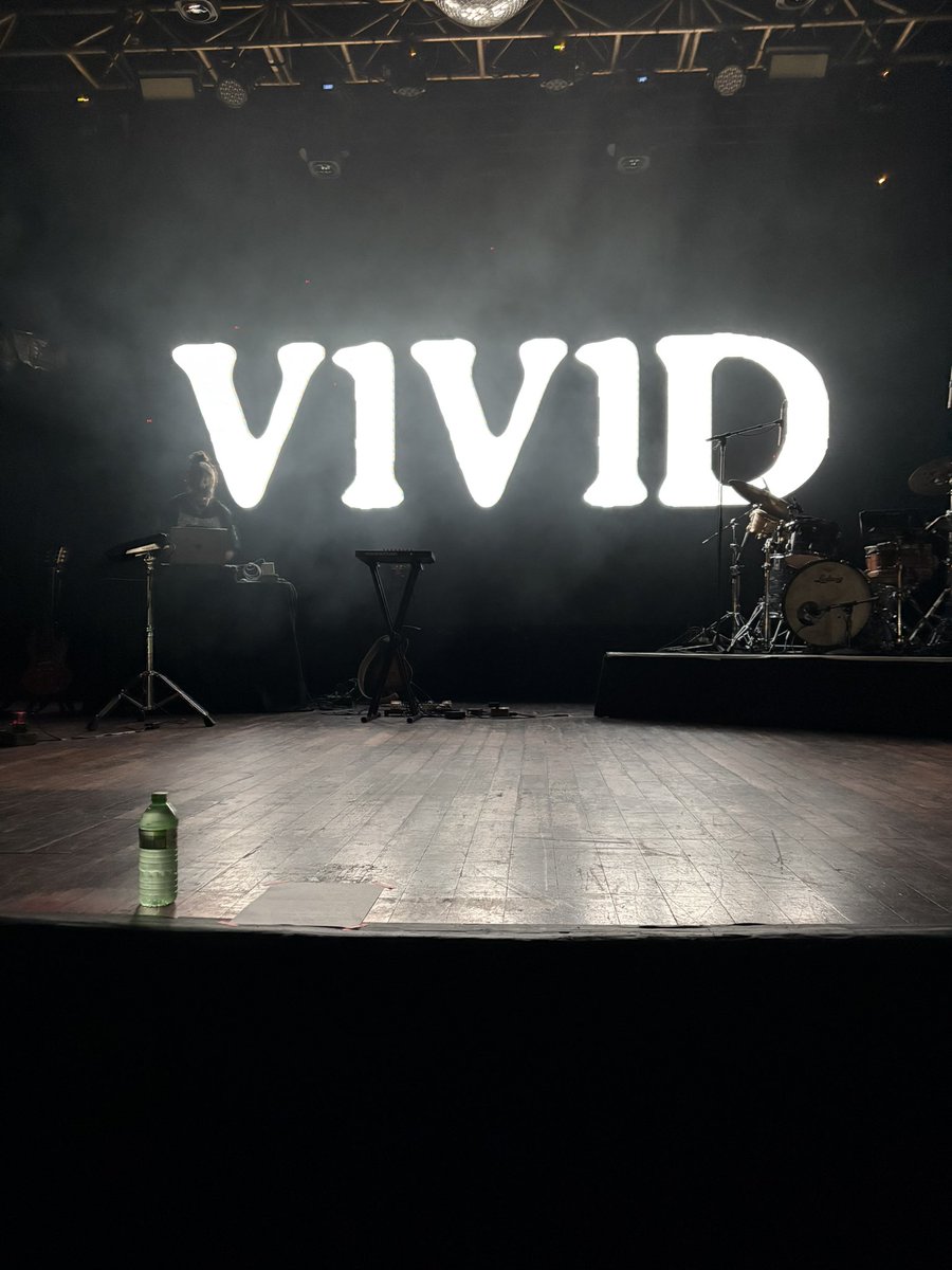 AshSmart's tweet image. V1V1D was opening for Noga Erez’s Tour &amp;amp; I found his music through his Feature with Noga on the Dumb remix. He has some really great tracks &amp;amp; just released The Blank Tape. Check this artist out 🔥 

Thanks for the pic @not_v1v1d  📸 

#TheOperaHouse #V1V1D #Toronto #TheBlankTape