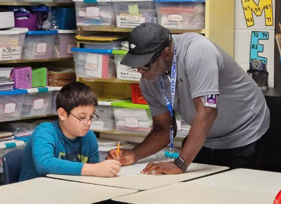 JohnStem_EISD's tweet image. Instructor Loudermilk ➕ 6th grade math students 📐🔢 working on ratios and proportions 📊✖️➗ #MathClass #LearningTogether