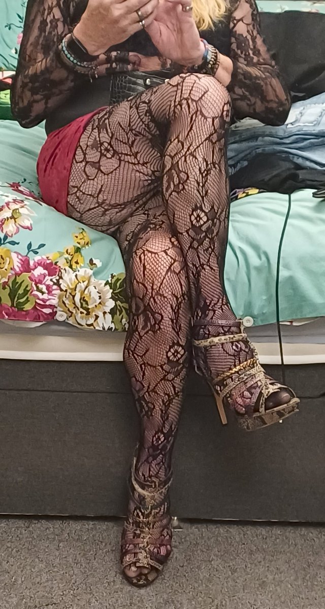 Phoseman71's tweet photo. I love being a #crossdresser especially as my wife now knows and accepts it for what it is! She even points me in the direction of where to buy clothes and lets me sleep in bed next to her wearing a nightie, panties and tights (or stockings and suspenders!) https://t.co/3oMhYwYomV