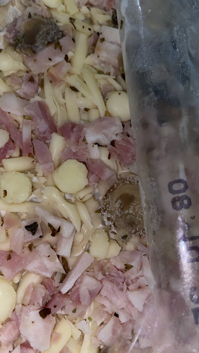 SergiReolid's tweet photo. @DIA_Esp me podéis decir como una pizza que compré el lunes la abra ahora mismo y salga así. Esto muy normal no parece 💀 https://t.co/2nCb4tY74X