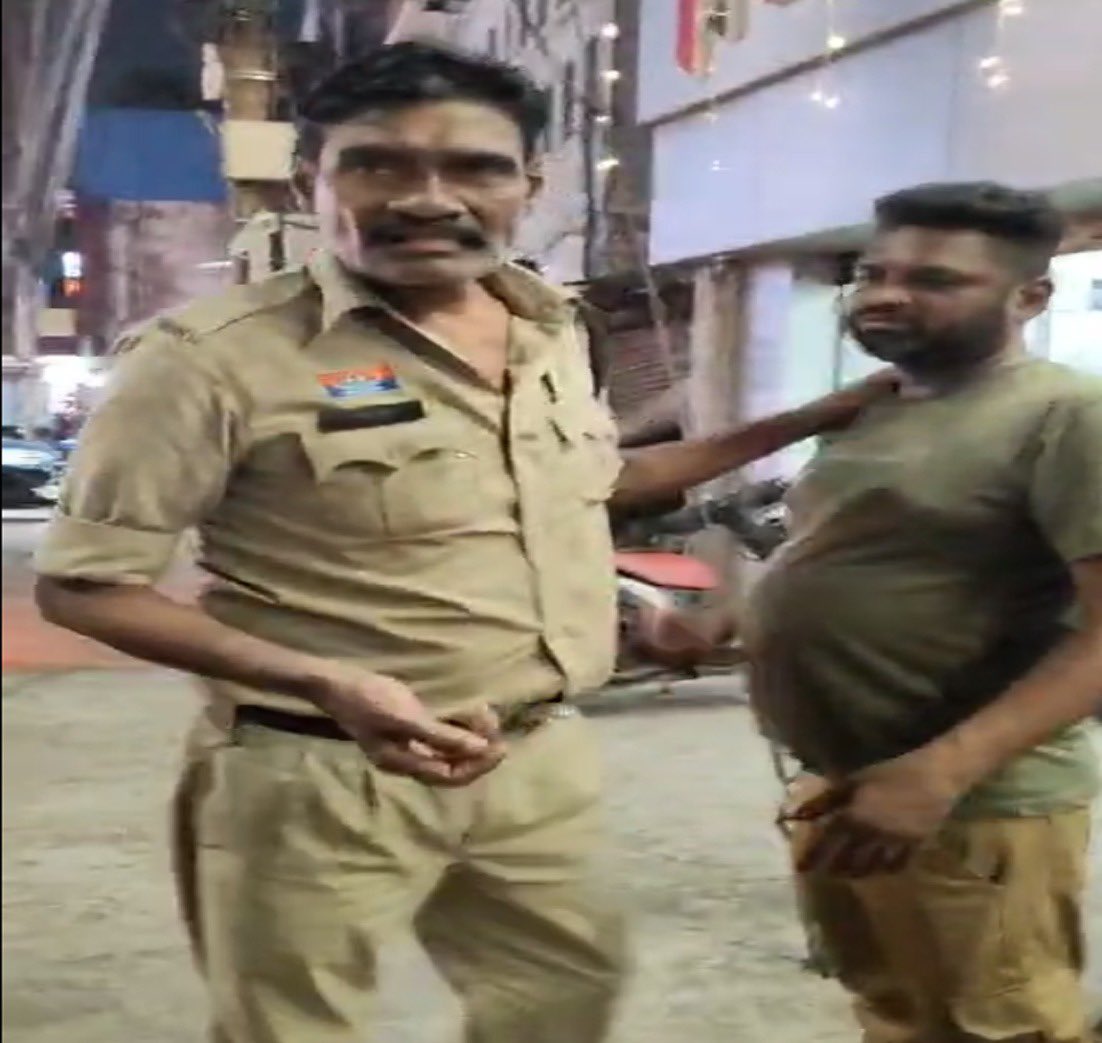 truth_finder04's tweet image. ⭕️Big Breaking⭕️

Chhattisgarh Shock - Capital Raipur cop in spotlight!
शराब के नशे में constable ने गरीब से Rs 2000 छीने near Fafadih liquor shop, right opposite Indian Petrol Pump.

👁️‍🗨️ On-Camera Caught - Video shows constable snatching money. ये नज़ारा Amitabh Bachchan की…