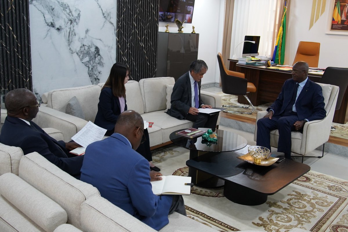 Rencontre d’adieu avec l’Ambassadeur du Japon, S.E.M. Shuji Noguchi.
Cinq années de coopération marquées par des actions concrètes, dont la construction d’une école à Adouma. Merci pour cet engagement durable.

#PaulMarieGondjout #Diplomatie #JaponGabon #Adouma #Éducation