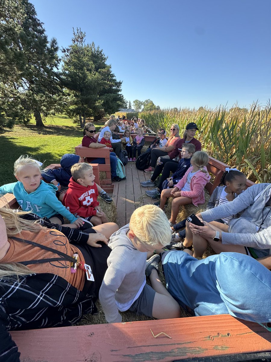 newbremen_esms's tweet photo. Great weather and a great time for NB kindergartners at Brumbaugh Fruit Farm today! The teachers even got to visit with Mr. Brumbaugh! #NBdifference https://t.co/bF7lXmVmnp