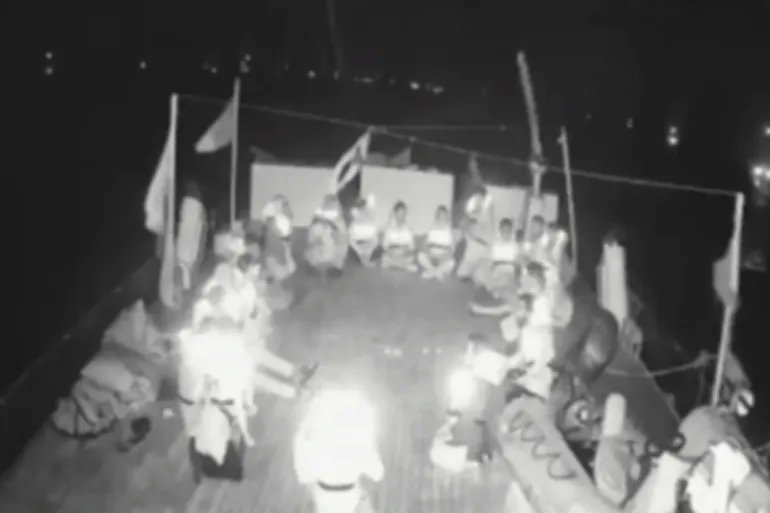 #أسطول_الصمود_العالمي 
قوات الإحتلال الصهيونى  تسيطر على أسطول الصمود وتطالبه بالتوجه إلى أسدود.