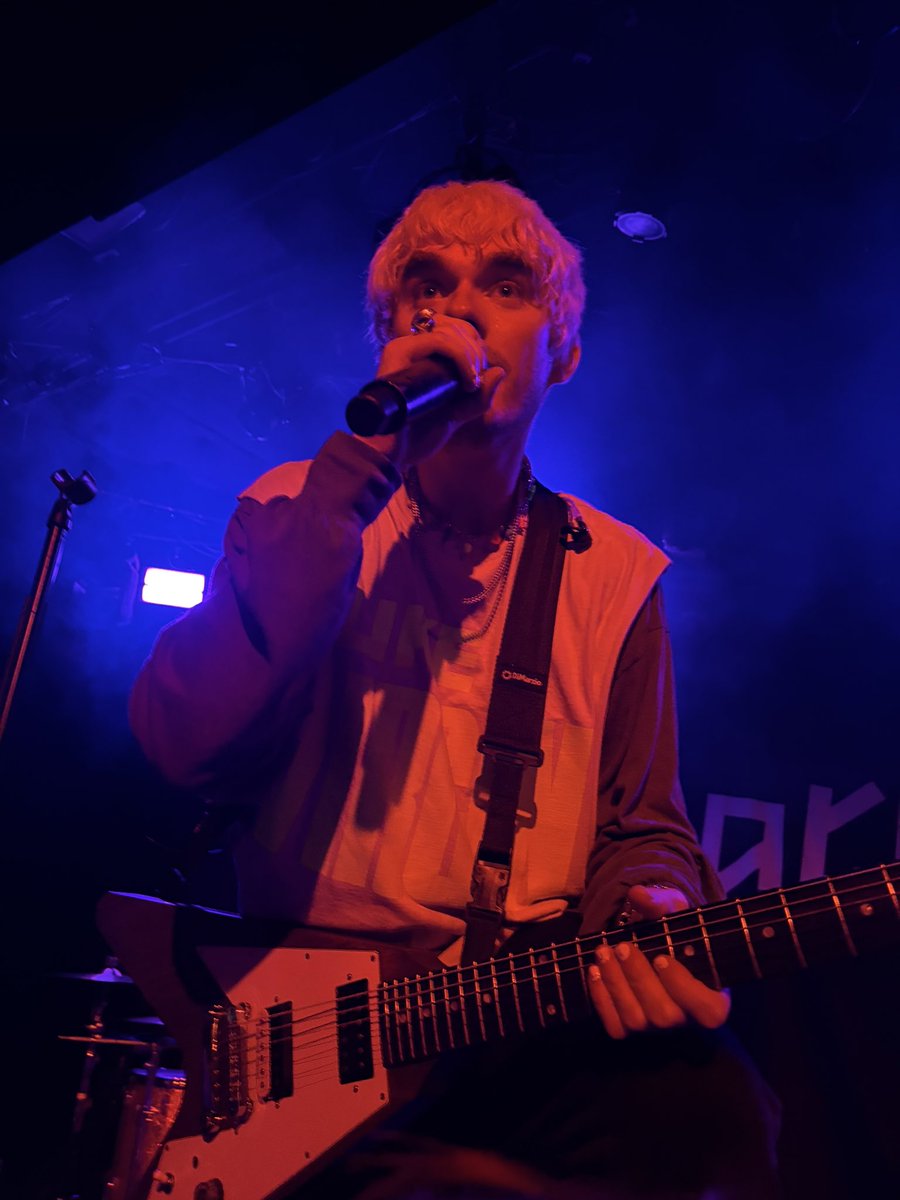catboyrenjun's tweet photo. @waterparks last night <3 https://t.co/mCRz3LoyXb