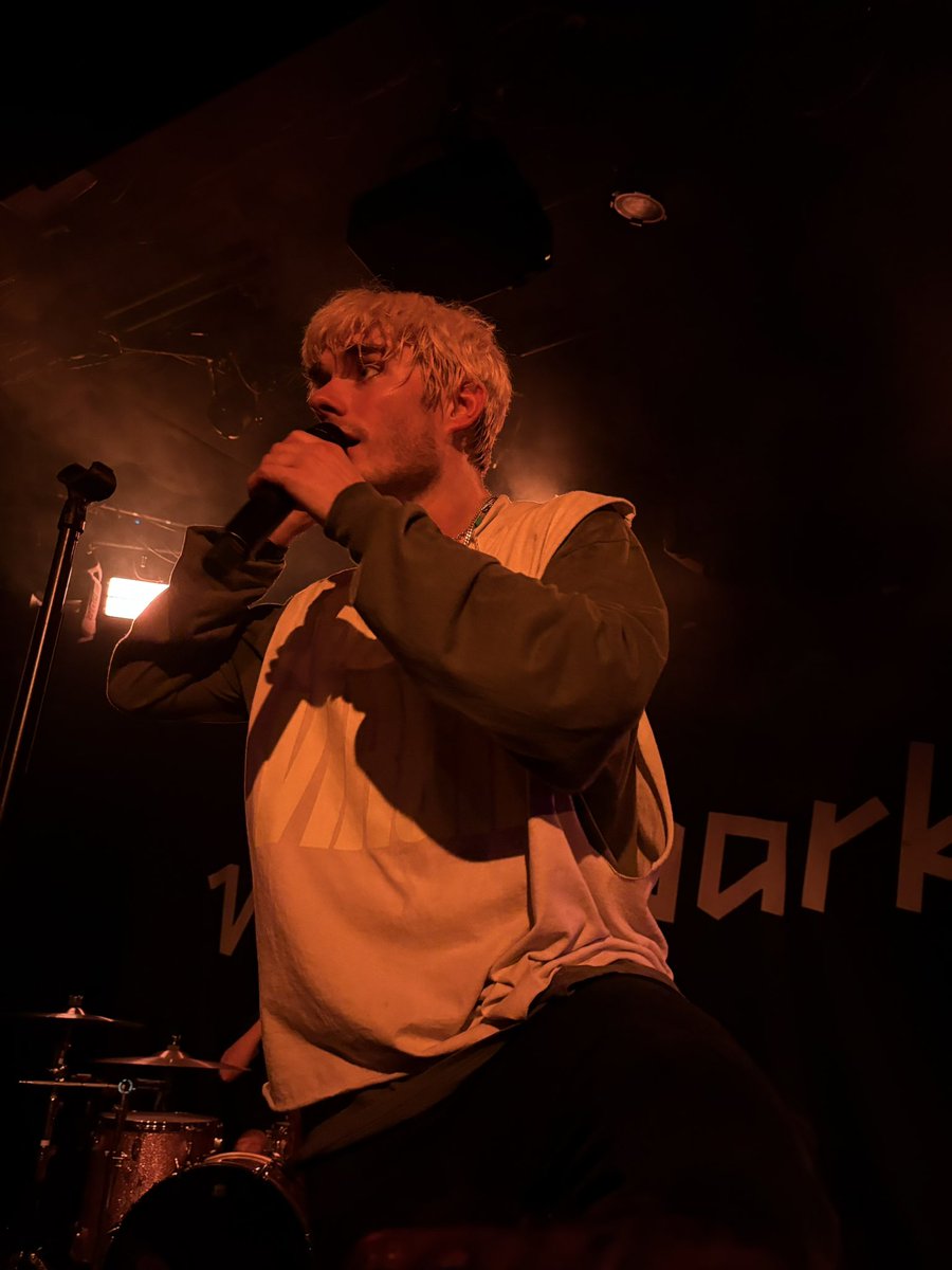 catboyrenjun's tweet photo. @waterparks last night <3 https://t.co/mCRz3LoyXb