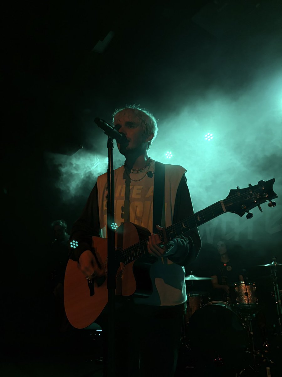 catboyrenjun's tweet photo. @waterparks last night <3 https://t.co/mCRz3LoyXb