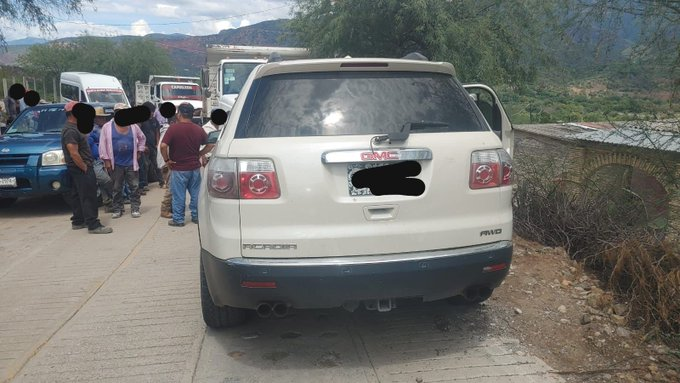 CorresponsalsMX's tweet photo. #JUSTICIA POR SU PROPIA MANO
#linchan, matan y queman a 5 personas que extorsionaban bajo el sistema "gota a gota"en la comunidad de Santa María  #Texcatitlán en #Oaxaca.
Los habitantes ya ansados de  cobros violentos, se percataron de sus acciones cuando salian de una tienda y los corretearon para lincharlos, entre ellos había una mujer.
@salomonj #estados #violencia 
fotos:RRSS