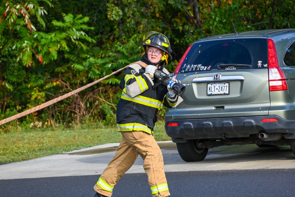 QuestarIII's tweet image. #QuestarIII #BOCES #FireScience students are mastering the fundamentals: pulling hoses from the truck, setting them up, and controlling a powerful stream of water. This hands-on training builds their skills &amp;amp; confidence, while highlighting the teamwork, communication, &amp;amp; more #CTE