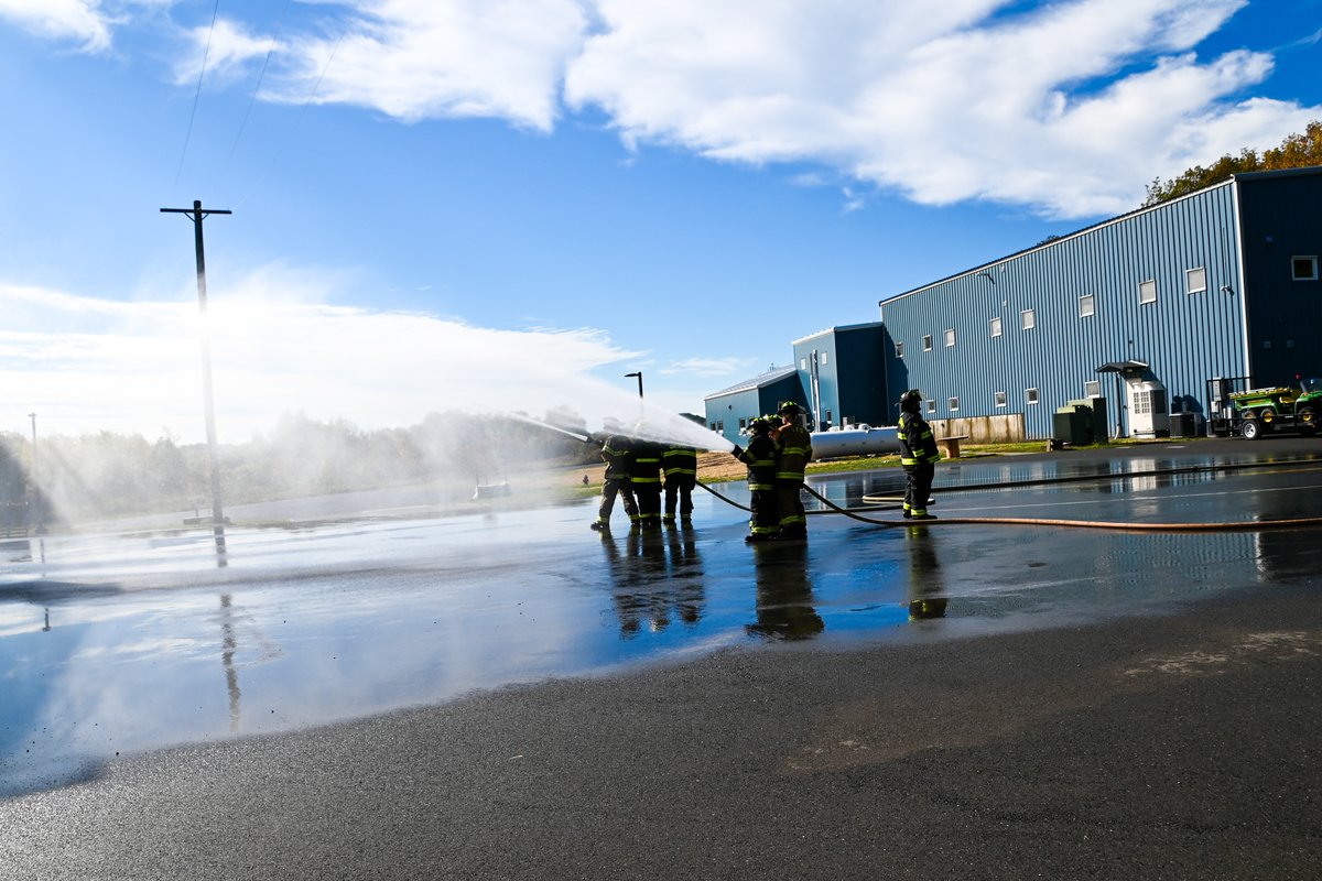 QuestarIII's tweet image. #QuestarIII #BOCES #FireScience students are mastering the fundamentals: pulling hoses from the truck, setting them up, and controlling a powerful stream of water. This hands-on training builds their skills &amp;amp; confidence, while highlighting the teamwork, communication, &amp;amp; more #CTE