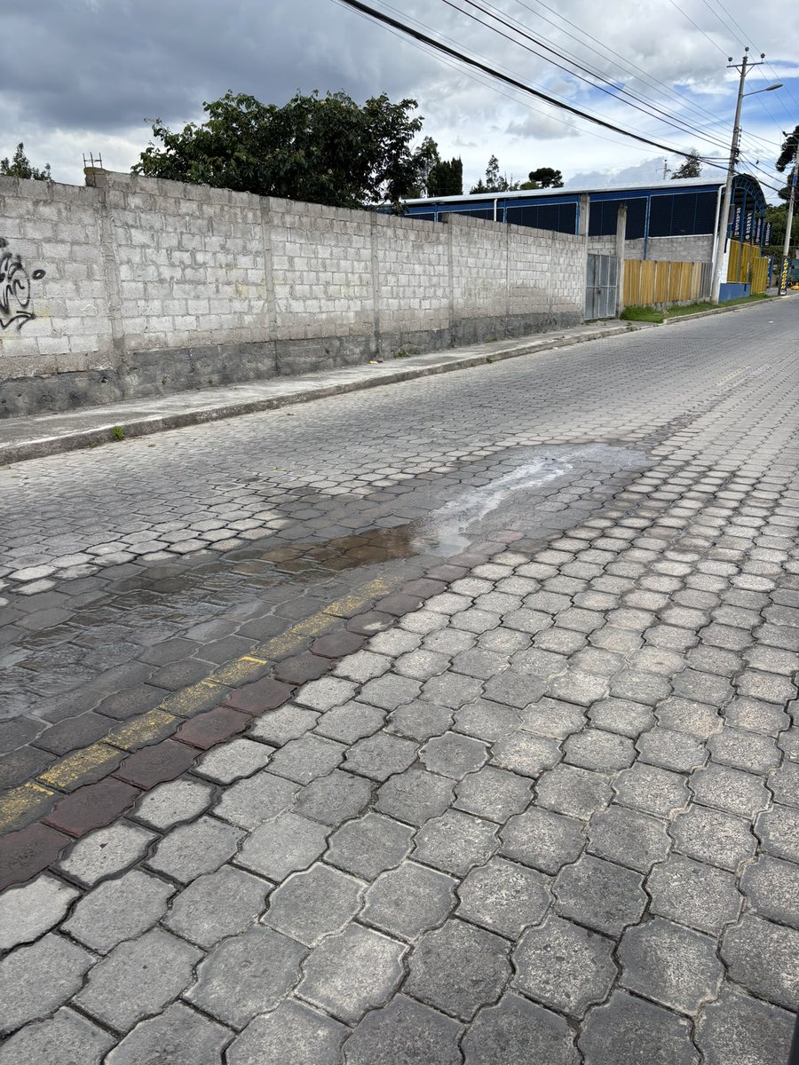 crisparedes's tweet photo. @aguadequito rotura de tubería de agua en la José Plaza de la Tejada, pasando el colegio Cervantes. #Tumbaco. Por favor su atención urgente ya que hace semanas estuvimos sin agua y esto podría volver a ocurrir. https://t.co/tF6SUhr8s0