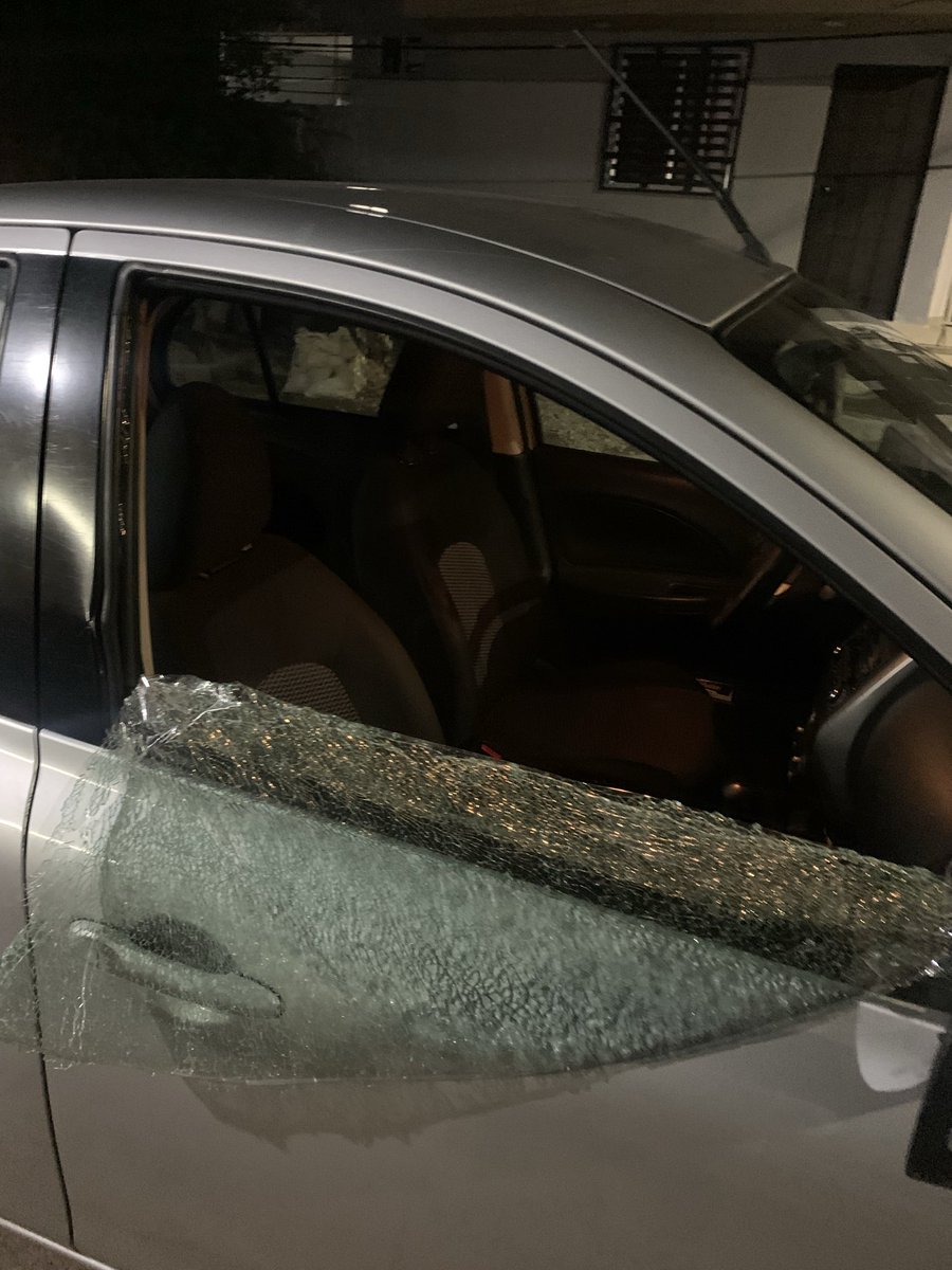 MaykaMayra's tweet photo. Quiero expresar mi profunda insatisfacción y frustración con respecto a los hechos ocurridos el día de ayer. Mi vehículo, junto con los de otras tres personas, fue víctima de vandalismo en el @recintomemorial Villahermosa https://t.co/yGUfwJXLdv