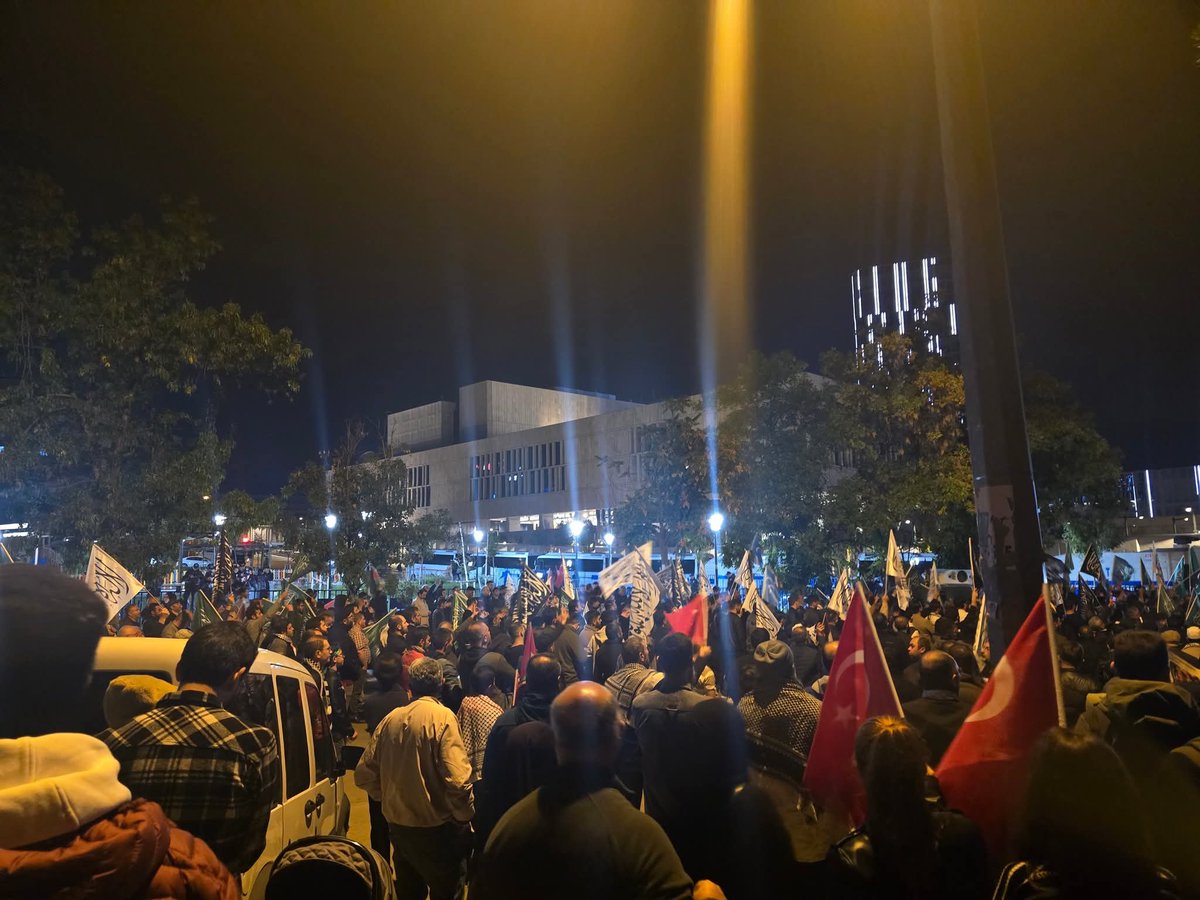 İnisiyatif Merkezi Derneği olarak,
SUMUD filosuna destek olmak için,  ABD Büyükelçiliği önündeyiz.

#GlobalSumudFilotilla