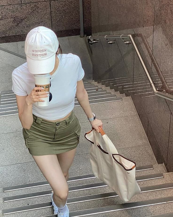 phanhoat's tweet image. On the move with my essentials.

#CityStyle #OnTheGo #StreetChic #CoffeeRun #UrbanVibes #MinimalMood #OOTD #EffortlessStyle #CasualLook #DailyRoutine #SummerFashion #CaffeineQueen #InMotion #StepByStep #FashionDiaries #OutfitInspo #EverydayStyle #ChicEssentials #StyleSzn