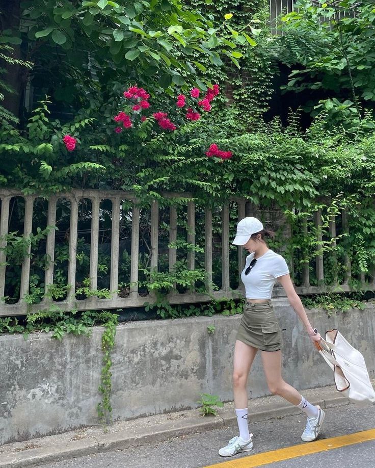 phanhoat's tweet image. On the move with my essentials.

#CityStyle #OnTheGo #StreetChic #CoffeeRun #UrbanVibes #MinimalMood #OOTD #EffortlessStyle #CasualLook #DailyRoutine #SummerFashion #CaffeineQueen #InMotion #StepByStep #FashionDiaries #OutfitInspo #EverydayStyle #ChicEssentials #StyleSzn