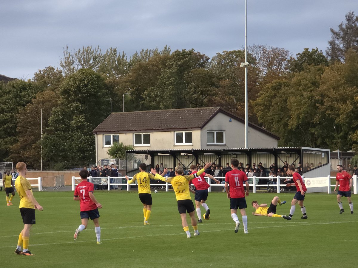 Game 55: Edinburgh University 0-4 Glasgow University.
<a href="/GlasgowUniFC/">GUFC</a> got off to a great start in this one, forcing Edinburgh coach Calum Elliot into two very early changes.
<a href="/EdinburghUniAFC/">EUAFC</a> improved and they should have scored a couple after the break.
#davesfootballtravels ⚽️
