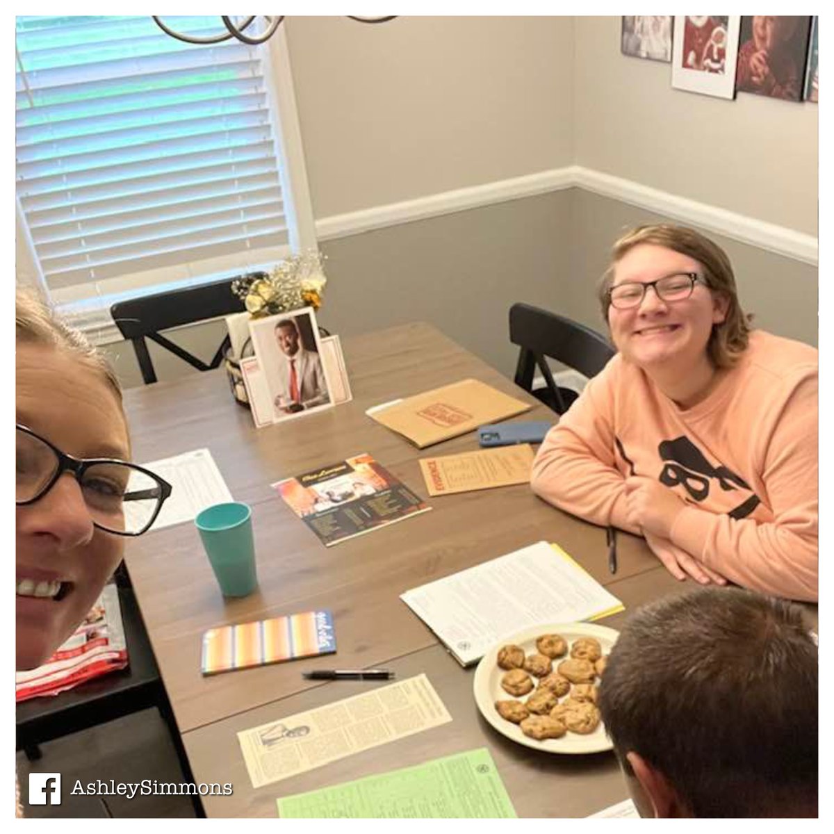 unsolvedcf's tweet image. 🕵️‍♀️ Solo or group—detectives always bring their A-game. Loving these fan photos! 📸 #UnsolvedCaseFiles