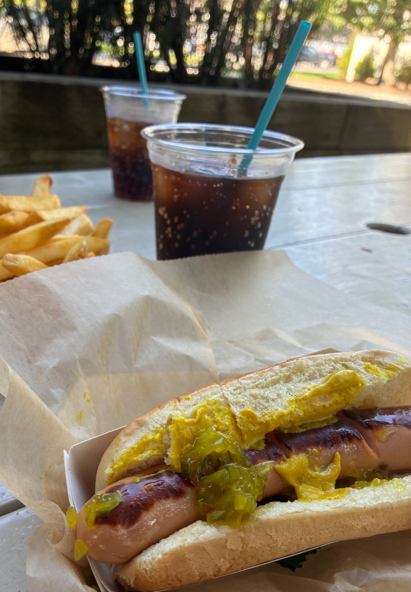 CapeCodBars's tweet image. Well Cobie’s is closed, JT’s is closed, but Captain Frosty’s #Dennis is still open til Columbus Day for my #CapeCod #SecondSummer

Also pictured, #WestDennis beach (A chilly break now but warmer this weekend!)