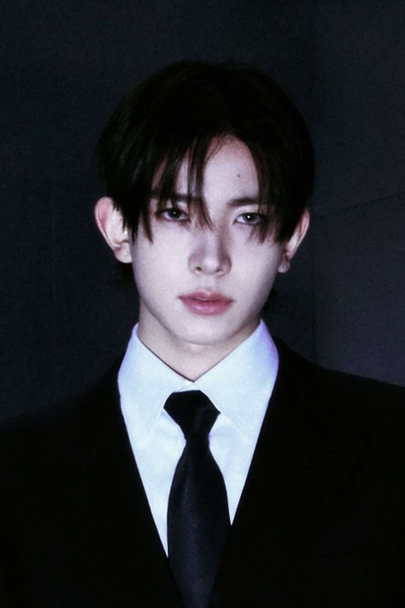 i don’t think u guys understand how much i love this photo of hee like it’s my fav pic of him