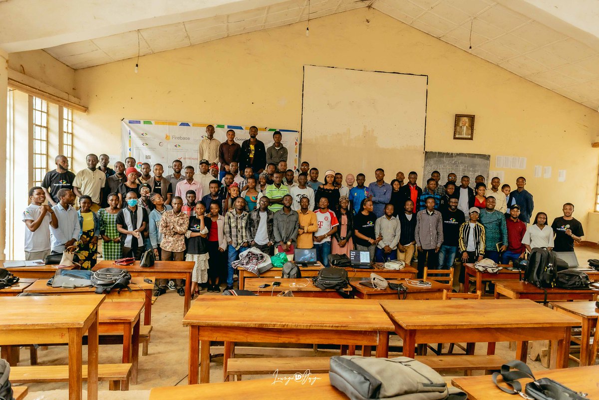 CallisteM92422's tweet photo. C'était encore un grand plaisir de la communauté réunie ainsi pour partager et apprendre qlq chose de nouveau. 
#gdgoncisp
@GdscIspBkv 
@GdgKivu https://t.co/vThRHykBo8