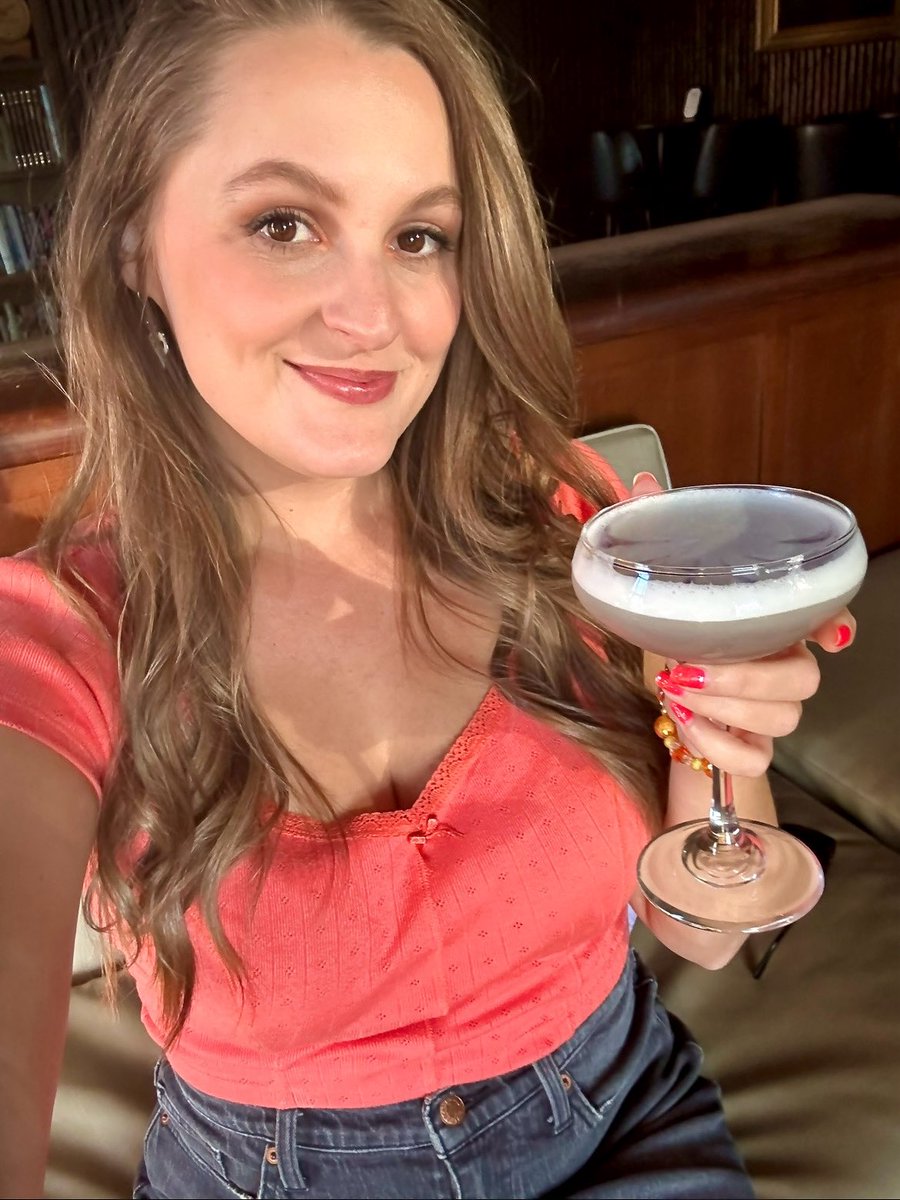 AdaleighonFox7's tweet photo. Cheers! My favorite season is officially here, #spookyseason! 🎃 🖤 https://t.co/veN7Ve04st