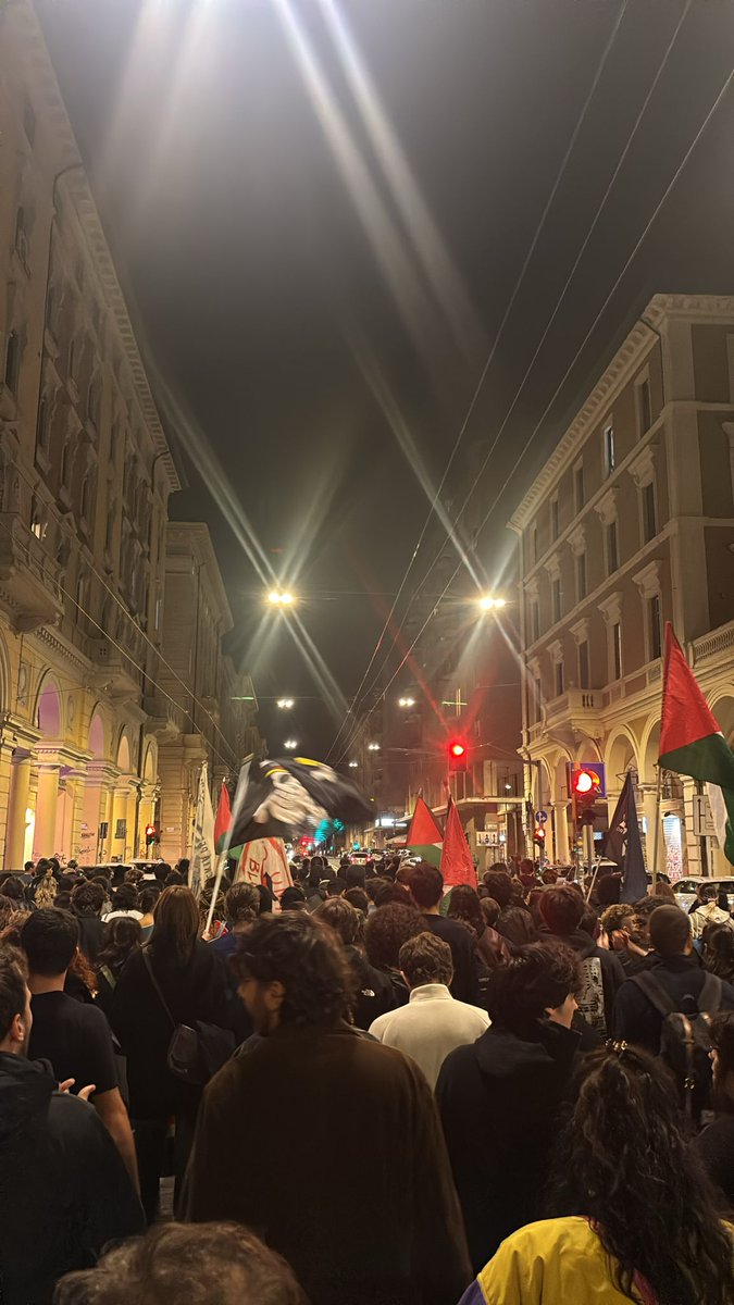 la_stabe's tweet photo. #Bologna ora
#BlocchiamoTutto https://t.co/LEFUfJA8U1