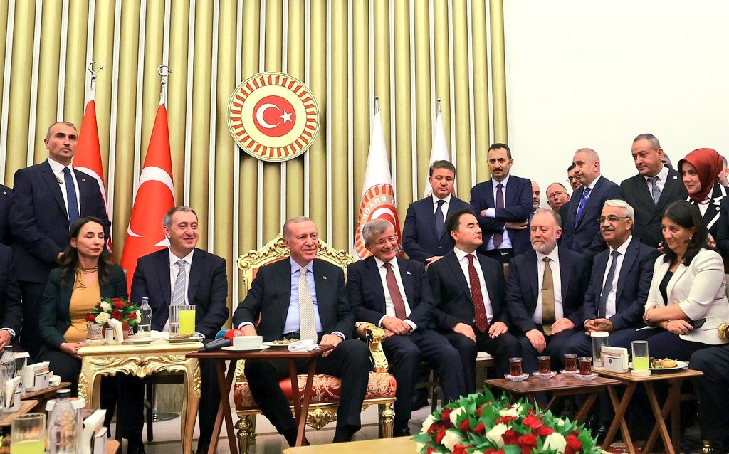 Hapishaneler tıklım tıklım, halk borç batağında, öğrenciler okula aç gidip aç dönüyor, işsiz, geleceksiz gençler çeteleşmiş, üç kuruşa adam öldürüyorlar, emekliler ölsek de kurtulsak der halde, bunların sorumlusuyla gülüşerek oturuyorlar. Onlarla olan bizimle olamaz, bizimle olan