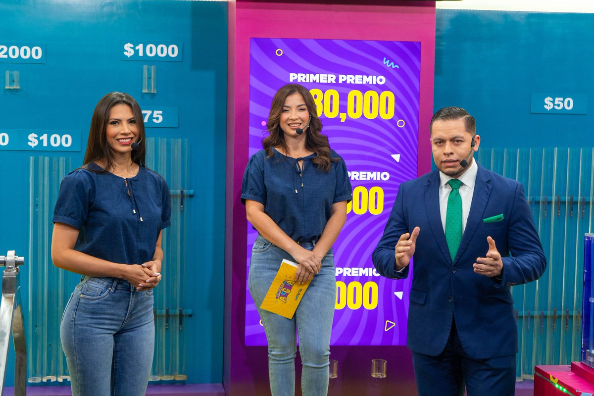 loteriasv's tweet photo. 🌟 ¡Arrancamos con la previa del Sorteo LOTRA N.° 422!

🙌 Héctor Peñate y Maricela Núñez, presentadores de Noticiero El Salvador, participaron en la introducción de premios y selección de maletines 🎥✨.

👏 Además, entregamos un cuadro conmemorativo a Nelson Quinteros, en honor a la gran labor informativa de estos 5 años. 

💡 Hoy es el día para celebrar, sonreír y soñar en grande. ¡No te lo perdás!

#LaLote #EseDíaPuedeSerHoy #JugáResponsablemente #HoyEsElDía