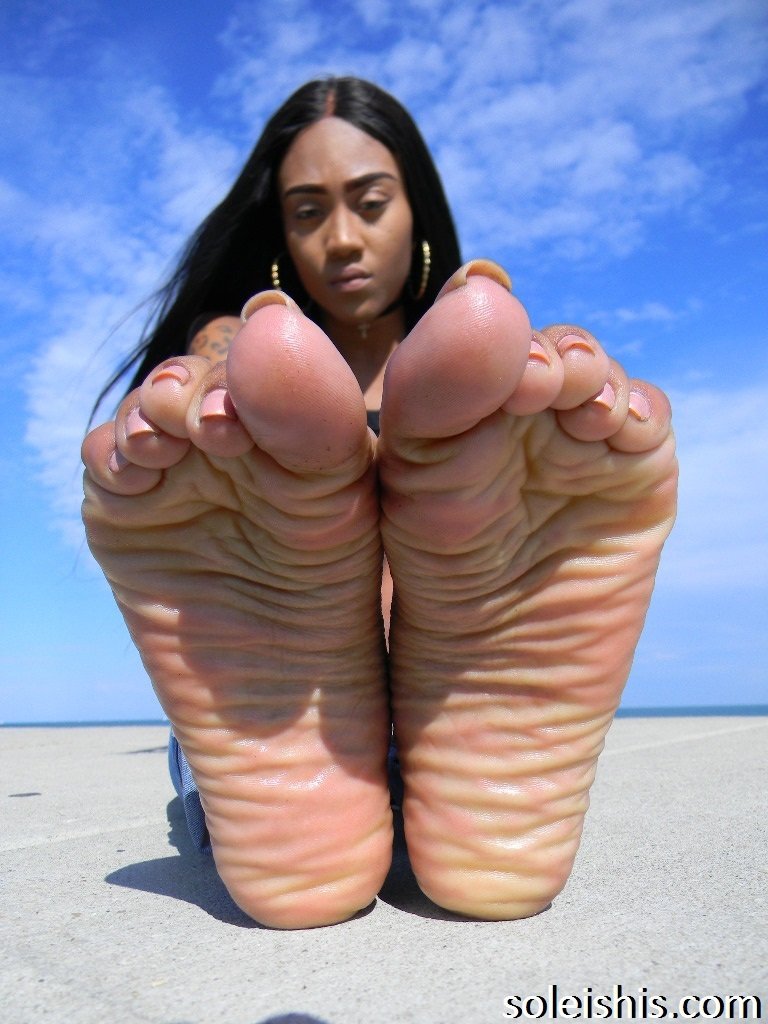 Wrinkled soles Wednesday vibes feeturing gorgeous petite sole queen Brina showing off her sexy,  mega wrinkled size 5 soles!
