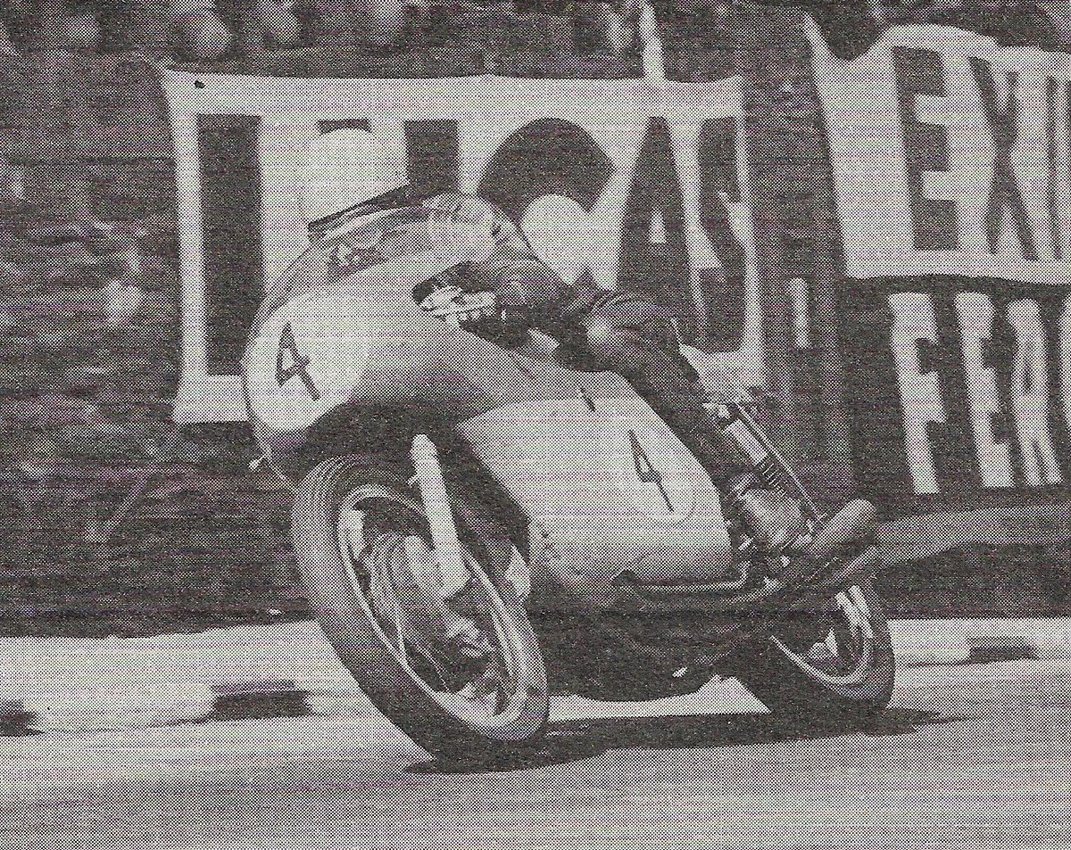 Gary Hocking (500cc MV-Agusta) on his way to his final victory in the 1962 Senior TT. He announced his retirement after the TT because of the death of close friend Tom Phillis in the Junior TT. Later in the year Hocking was also killed while competing in a car race in Rhodesia.