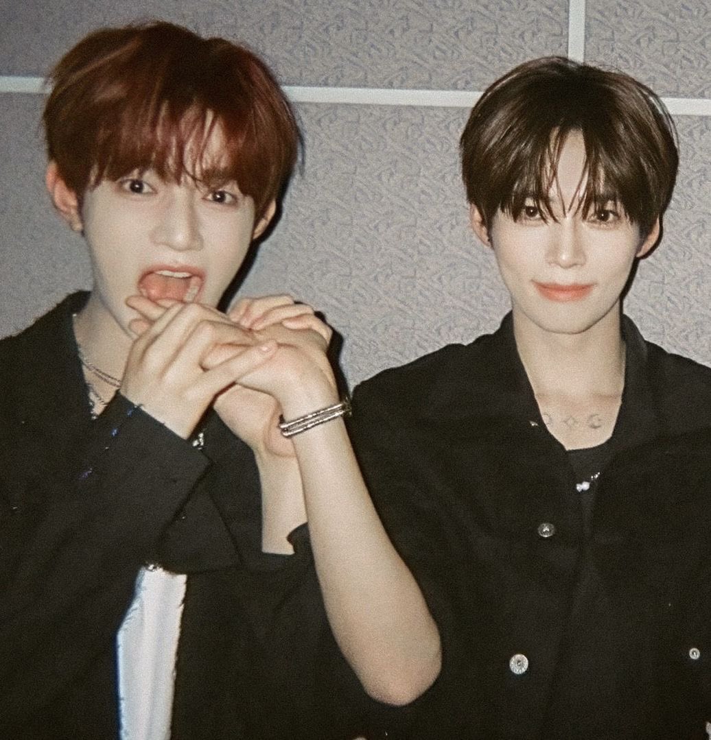 #빈늘 #binneul au where 

Neul and bin match on Grindr and bins keeps sending him pics of himself with 
“Me cooking for you” “me making you breakfast in bed” as a flirt tactic that works on neul
