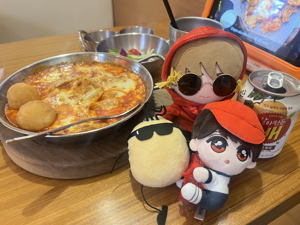 mizumarumaru00's tweet photo. 新大久保ジャックすべりこみ🚲🇰🇷🌶️原宿に続いて通りいっぱいにキテレツがいてうれしかった🎶🛹ステッカーももらえたしトッポギもおいしかったですやった〜❕🙌🏻❤️🔥トリックスめちゃくちゃ売れてて2種類しかなかった、お店のラス1キムチGETしました(๑˃̵ᴗ˂̵)و ヨシ!㊗️ #KEYTOLIT #TRICS #トリックス https://t.co/6ObkzaXKhv