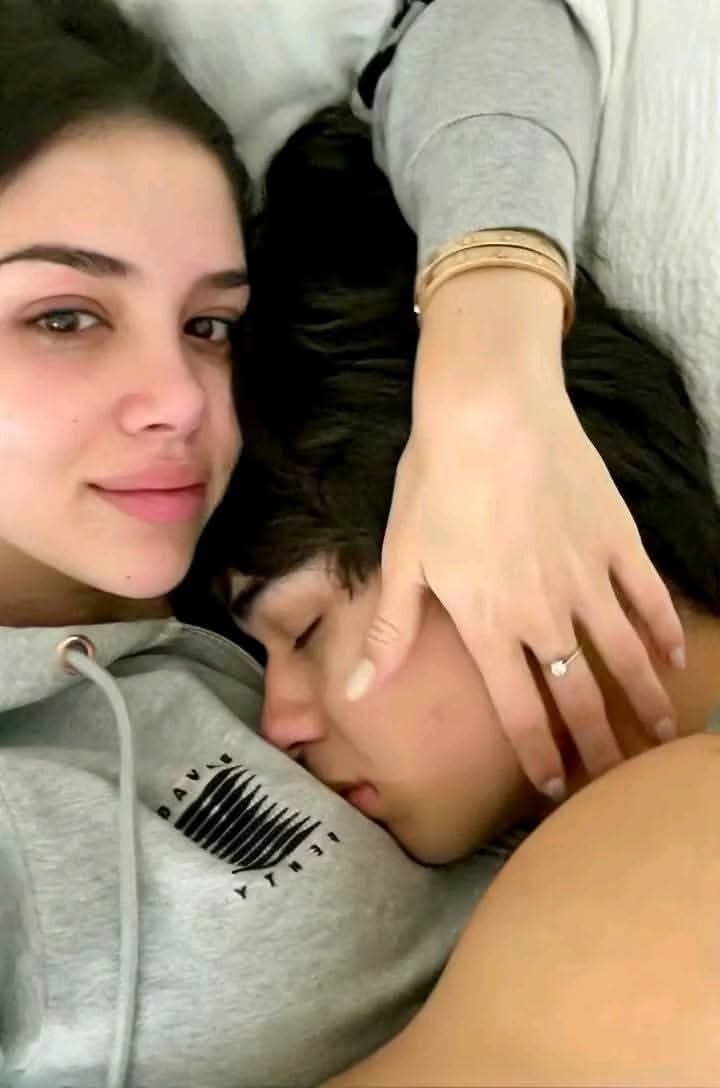 " أخبرك سراً !!  ..أشتهي تمردا معك
يبدأ بهمسة دافئة ..وينتهي بعالم من الجنـ.ـون..