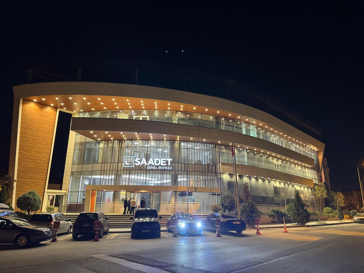 📍 Saadet Partisi Genel Merkezi

Hareketli dakikalar yaşanıyor…

Genel Başkan Mahmut Arıkan, Başkanlık Divanı üyeleri, ve milletvekillerinin birbiri ardınca binaya giriş yaptığı görüldü.