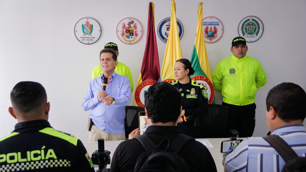 Secreseguridad's tweet photo. 📌El secretario de Seguridad, Alfredo Bocanegra anunció en rueda de prensa la  desarticulación  de dos bandas delincuenciales denominadas: “Los Sureños” y “La Nueva Generación”, quienes operaban en los municipios de #Chaparral y #El Espinal.  
⬇️ https://t.co/fIgoptdPWN
