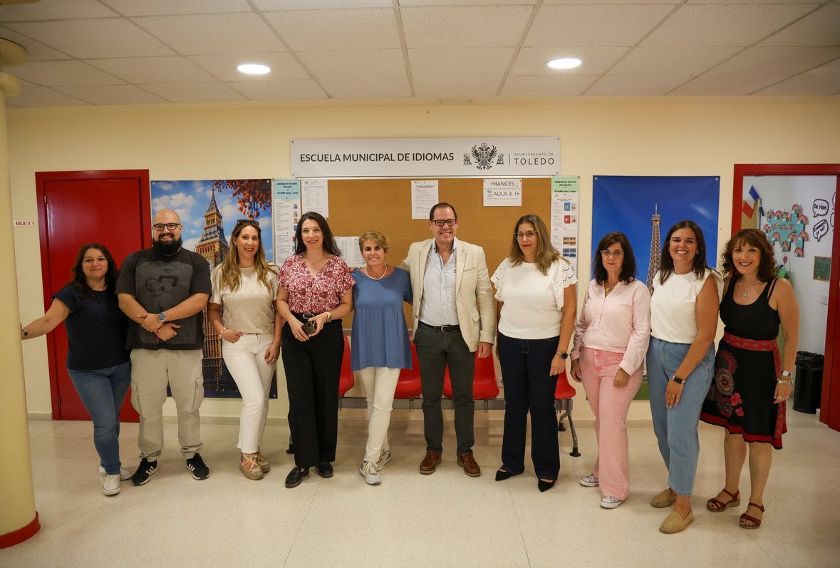 <a href="/DanielMorcillo7/">Daniel Morcillo</a> ha iniciado el curso de la Escuela de Idiomas de #Toledo, en un año donde "se han ampliado las plazas, ante la alta demanda, con un profesor más para la sede del Polígono".

📚 Morcillo ha dado la bienvenida tanto a docentes como a los alumnos que han arrancado