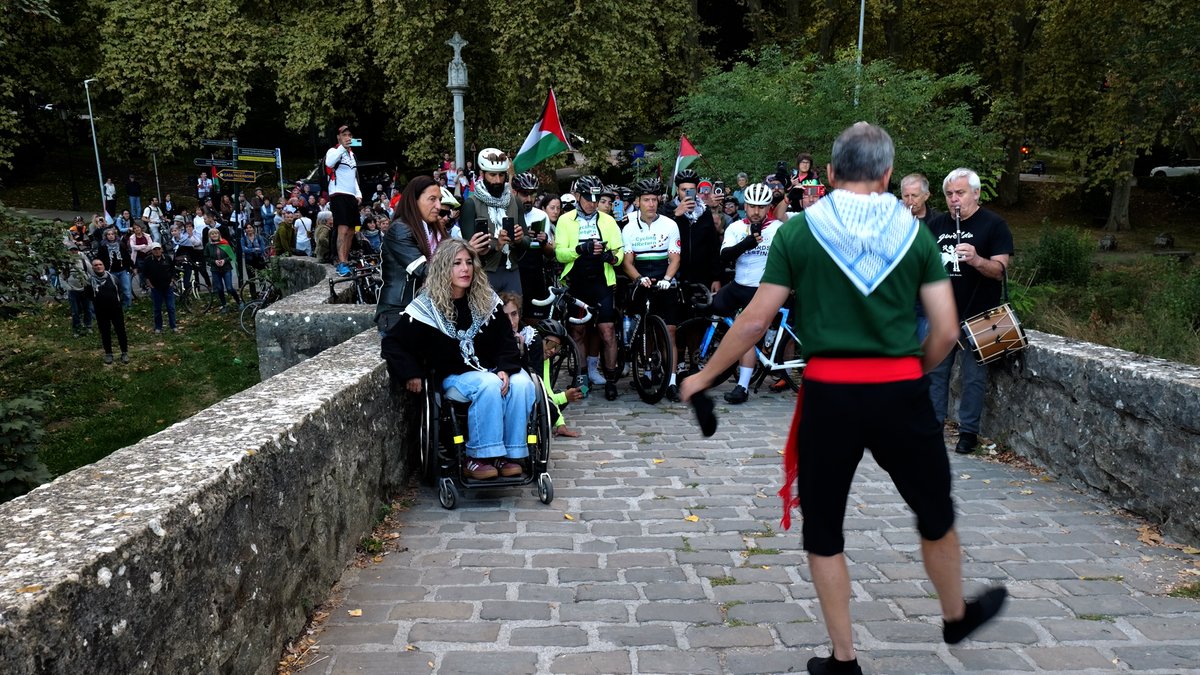 AhotsaInfo's tweet image. [BIDEOA] 'Cycling for Gaza' bizikleta martxa Iruñera heldu da
#Cyclig4Gaza #stopgenocideingaza #PalestinaAske
ahotsa.info/albisteak/cycl…