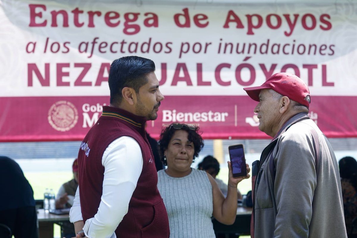 zrpci's tweet photo. Inició la entrega de apoyos a las familias damnificadas en Neza. 🙏🏾

Como lo anunció nuestra presidenta, la Dra. @Claudiashein , esta mañana inició la entrega de los primeros apoyos económicos a las familias que lamentablemente se vieron afectadas con la ⛈️ lluvia del pasado sábado 27 de septiembre. Junto a la titular de @bienestarmx , @A_MontielR , supervisamos el trabajo de nuestr@s compañer@s que atienden a las y los vecinos.

Es muy importante recordarles que, el censo de las viviendas con alguna afectación no ha culminado, se realiza 📍 casa y por casa, y no es necesario acudir a ningún punto para su registro. El equipo de bienestar del gobierno de México, es el único equipo que lo realiza, no se dejen sorprender por nadie.

Si hay alguna duda o anomalía, pueden solicitar el apoyo con mis compañer@s que se encuentran en los trabajos de limpieza.

#PorAmorANeza❤️ #AmorConAmorSePaga❤️