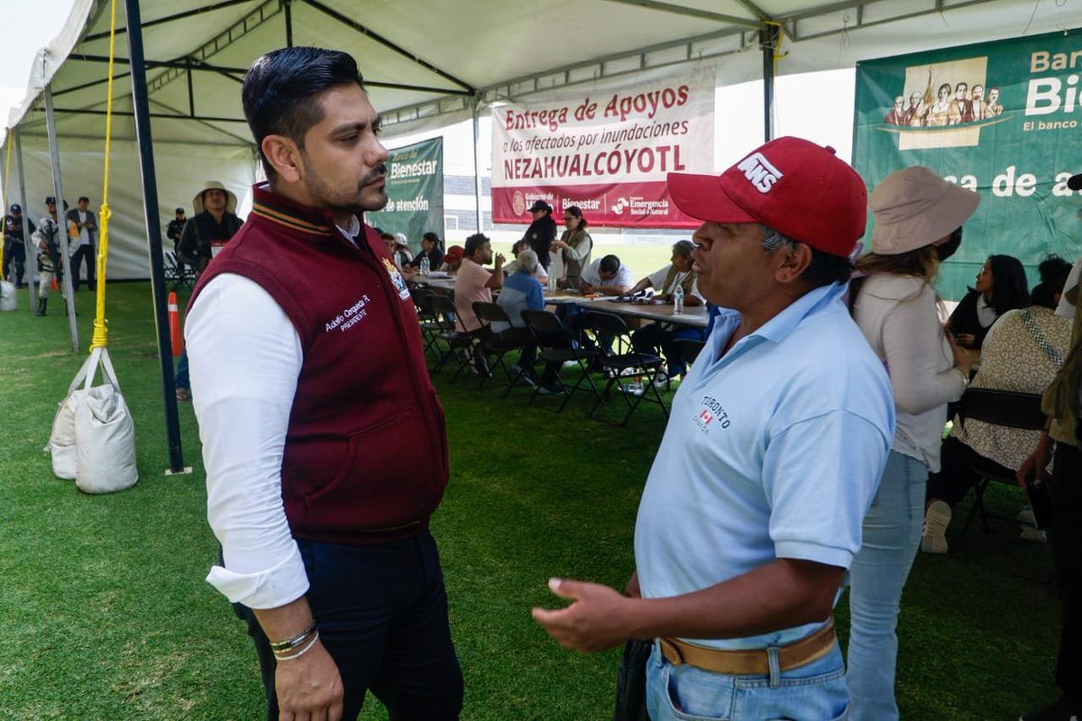 zrpci's tweet photo. Inició la entrega de apoyos a las familias damnificadas en Neza. 🙏🏾

Como lo anunció nuestra presidenta, la Dra. @Claudiashein , esta mañana inició la entrega de los primeros apoyos económicos a las familias que lamentablemente se vieron afectadas con la ⛈️ lluvia del pasado sábado 27 de septiembre. Junto a la titular de @bienestarmx , @A_MontielR , supervisamos el trabajo de nuestr@s compañer@s que atienden a las y los vecinos.

Es muy importante recordarles que, el censo de las viviendas con alguna afectación no ha culminado, se realiza 📍 casa y por casa, y no es necesario acudir a ningún punto para su registro. El equipo de bienestar del gobierno de México, es el único equipo que lo realiza, no se dejen sorprender por nadie.

Si hay alguna duda o anomalía, pueden solicitar el apoyo con mis compañer@s que se encuentran en los trabajos de limpieza.

#PorAmorANeza❤️ #AmorConAmorSePaga❤️