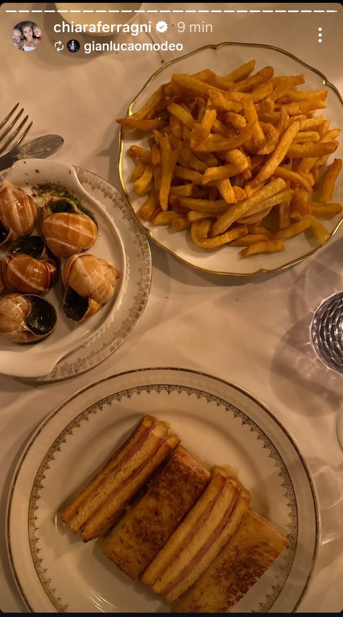 itrichi's tweet photo. quindi dovremmo credere che Chiara Ferragni curi la propria "linea" mangiando fritture a cena, sicuramente avrà un DNA eccezionale, basta vedere anche la sorella Valentina per capirlo che non ingrassano mai 🍟 si vede quando una è abituata ad essere sempre sincera 😉 #influcirco https://t.co/HYxZ6YnR71