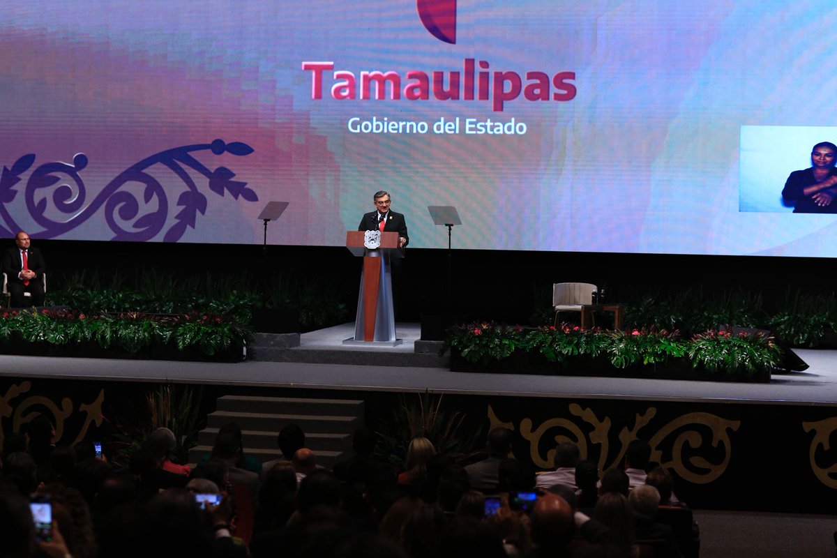 *A tres años de la transformación, Américo rinde mensaje al pueblo de Tamaulipas*

Ciudad Victoria, Tamaulipas.-  El gobernador de Tamaulipas, Américo Villarreal Anaya acompañado de la doctora María de Villarreal, presidenta del Sistema DIF Tamaulipas, arribó al  Teatro Amalia