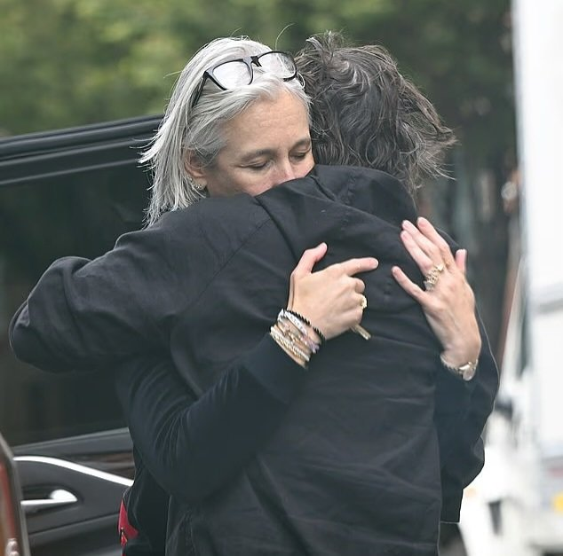 WriniGrey's tweet photo. None of their kisses were as believable as this hug. https://t.co/ZMByv18zBQ