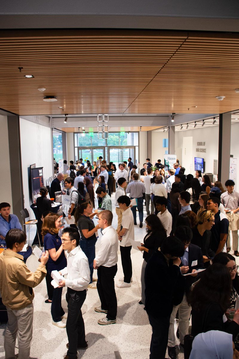 uvadatascience's tweet image. Data Science & Analytics Night provided undergraduate and graduate students with the opportunity to engage with over 15 leading companies and expand their professional networks 💼