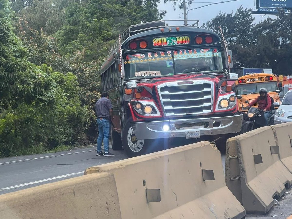 🚌💥 ¡INSÓLITO! CONDUCTOR DE BUS EN GUATEMALA BLOQUEA LA VÍA PARA BAJARSE A ORINAR

📍 En plena bajada de Villa Lobos, en Guatemala, un conductor de bus provocó asombro y molestia al cruzar la unidad en medio de la vía y detener el tráfico para bajarse… a orinar.