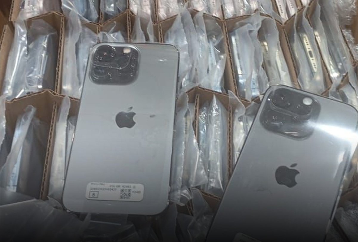 vtv_ecuador's tweet image. #País 🔴 Más de 1 200 teléfonos 📑🎙📲📦  celulares #iPhone, camuflados como generadores eléctricos, fueron interceptados y #decomisados por el #Senae, en el Aeropuerto Internacional Mariscal Sucre de #Quito.